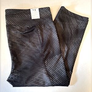 Under Armour fitted cropped black and gray patterned legging Sz Large NWT. I1